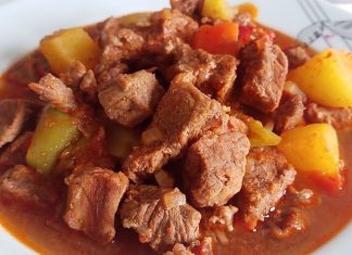 Tas Kebabı: Geleneksel Lezzetin Sıcacık Sofralardaki Yeri Türk mutfağının köklü yemeklerinden biri olan tas kebabı, hem Anadolu sofralarının vazgeçilmez lezzetlerinden biri hem de kültürel bir miras olarak öne çıkar. Osmanlı döneminden günümüze uzanan bu yemek, etin özenle seçilmesi ve sebzelerle birlikte pişirilmesiyle hazırlanır. Özellikle soğuk kış günlerinde sıcak olarak sofraya sunulan tas kebabı, hem doyurucu hem de besleyici bir seçenek olarak bilinir. Konulu bir haber görseli.