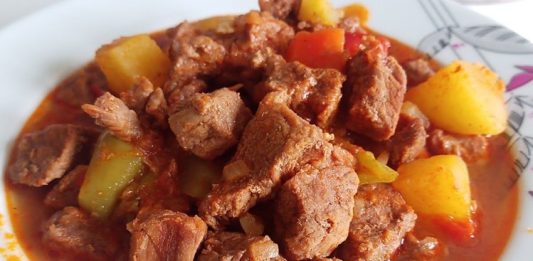 Türk mutfağının köklü yemeklerinden biri olan tas kebabı, hem Anadolu sofralarının vazgeçilmez lezzetlerinden biri hem de kültürel bir miras olarak öne çıkar. Osmanlı döneminden günümüze uzanan bu yemek, etin özenle seçilmesi ve sebzelerle birlikte pişirilmesiyle hazırlanır. Özellikle soğuk kış günlerinde sıcak olarak sofraya sunulan tas kebabı, hem doyurucu hem de besleyici bir seçenek olarak bilinir. Konulu bir haber görseli.