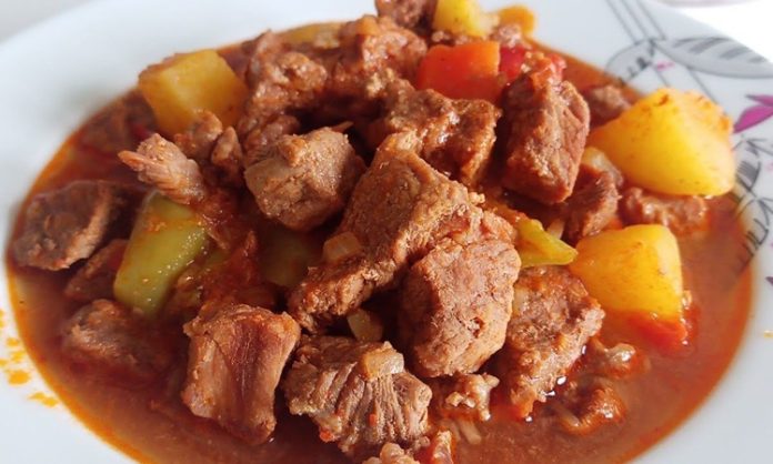 Türk mutfağının köklü yemeklerinden biri olan tas kebabı, hem Anadolu sofralarının vazgeçilmez lezzetlerinden biri hem de kültürel bir miras olarak öne çıkar. Osmanlı döneminden günümüze uzanan bu yemek, etin özenle seçilmesi ve sebzelerle birlikte pişirilmesiyle hazırlanır. Özellikle soğuk kış günlerinde sıcak olarak sofraya sunulan tas kebabı, hem doyurucu hem de besleyici bir seçenek olarak bilinir. Konulu bir haber görseli.