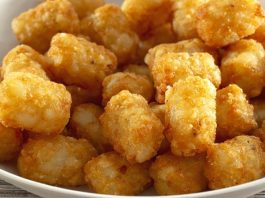 Tater Tots Amerikan Mutfağının Mini Lezzet Bombası Tater tots, Amerikan mutfağının en ikonik atıştırmalıklarından biri olarak öne çıkar. Küçük, silindirik patates parçacıklarından oluşan bu lezzet, ilk olarak 1950’lerde ABD’de ortaya çıkmıştır. Patentli bir tarifle üretilen tater tots, kısa sürede fast food zincirlerinin vazgeçilmez menü öğelerinden biri haline gelmiştir. Konulu bir haber görseli.