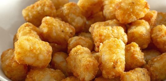 Tater Tots Amerikan Mutfağının Mini Lezzet Bombası Tater tots, Amerikan mutfağının en ikonik atıştırmalıklarından biri olarak öne çıkar. Küçük, silindirik patates parçacıklarından oluşan bu lezzet, ilk olarak 1950’lerde ABD’de ortaya çıkmıştır. Patentli bir tarifle üretilen tater tots, kısa sürede fast food zincirlerinin vazgeçilmez menü öğelerinden biri haline gelmiştir. Konulu bir haber görseli.