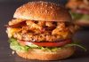 Son yıllarda fast food dünyasında büyük bir dönüşüm yaşanıyor ve bu dönüşümün en dikkat çekici unsurlarından biri de Tavuk Burger oldu. Kırmızı etin yoğun tüketiminden uzaklaşmak isteyenler için daha hafif bir seçenek sunan bu ürün, hem restoran zincirlerinin hem de tüketicilerin gözdesi haline geliyor. Özellikle gençler ve sağlıklı beslenmeyi önemseyenler, öğle ve akşam yemeklerinde daha dengeli alternatifler ararken Tavuk Burgeri tercih ediyor. Konulu bir haber görseli.