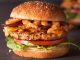 Tavuk Burger Sağlıklı Fast Food Seçenekleri Arasında Yükseliyor Son yıllarda fast food dünyasında büyük bir dönüşüm yaşanıyor ve bu dönüşümün en dikkat çekici unsurlarından biri de Tavuk Burger oldu. Kırmızı etin yoğun tüketiminden uzaklaşmak isteyenler için daha hafif bir seçenek sunan bu ürün, hem restoran zincirlerinin hem de tüketicilerin gözdesi haline geliyor. Özellikle gençler ve sağlıklı beslenmeyi önemseyenler, öğle ve akşam yemeklerinde daha dengeli alternatifler ararken Tavuk Burgeri tercih ediyor. Konulu bir haber görseli.