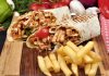 Tavuk döner, Türkiye’de hem ekonomik hem de lezzetli olmasıyla öne çıkan sokak yemeklerinden biridir. Yıllardır her yaştan insanın severek tükettiği bu yemek, hem restoranlarda hem de sokak tezgahlarında kolayca bulunur. Pratikliği ve doyuruculuğu sayesinde özellikle öğle yemeklerinde tercih edilen tavuk döner, günlük yaşamın vazgeçilmez bir parçası haline gelmiştir. Konulu bir haber görseli.