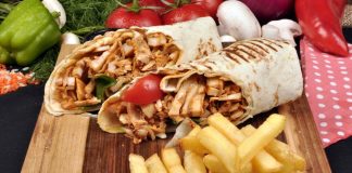 Tavuk döner, Türkiye’de hem ekonomik hem de lezzetli olmasıyla öne çıkan sokak yemeklerinden biridir. Yıllardır her yaştan insanın severek tükettiği bu yemek, hem restoranlarda hem de sokak tezgahlarında kolayca bulunur. Pratikliği ve doyuruculuğu sayesinde özellikle öğle yemeklerinde tercih edilen tavuk döner, günlük yaşamın vazgeçilmez bir parçası haline gelmiştir. Konulu bir haber görseli.
