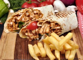 Tavuk Döner Türkiye’nin Vazgeçilmez Sokak Lezzeti Tavuk döner, Türkiye’de hem ekonomik hem de lezzetli olmasıyla öne çıkan sokak yemeklerinden biridir. Yıllardır her yaştan insanın severek tükettiği bu yemek, hem restoranlarda hem de sokak tezgahlarında kolayca bulunur. Pratikliği ve doyuruculuğu sayesinde özellikle öğle yemeklerinde tercih edilen tavuk döner, günlük yaşamın vazgeçilmez bir parçası haline gelmiştir. Konulu bir haber görseli.