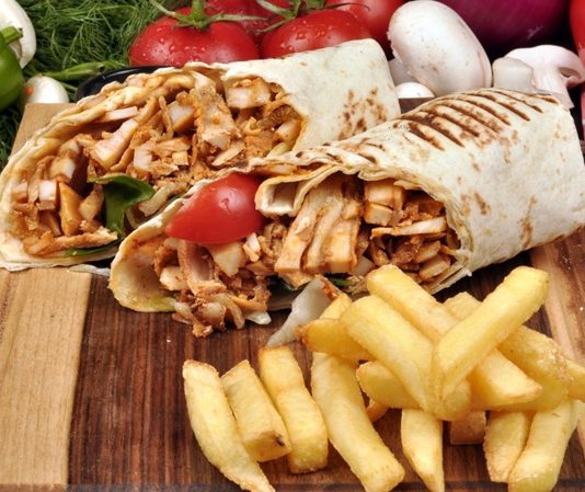 Tavuk döner, Türkiye’de hem ekonomik hem de lezzetli olmasıyla öne çıkan sokak yemeklerinden biridir. Yıllardır her yaştan insanın severek tükettiği bu yemek, hem restoranlarda hem de sokak tezgahlarında kolayca bulunur. Pratikliği ve doyuruculuğu sayesinde özellikle öğle yemeklerinde tercih edilen tavuk döner, günlük yaşamın vazgeçilmez bir parçası haline gelmiştir. Konulu bir haber görseli.