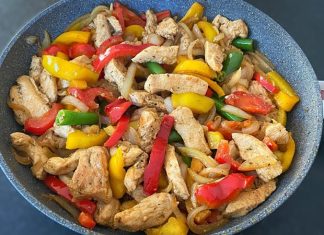 Tavuk Fajita: Meksika Mutfağının Renkli Lezzeti Meksika mutfağının en çok bilinen yemeklerinden biri olan tavuk fajita, hem lezzeti hem de renkli sunumuyla dünya mutfaklarında kendine önemli bir yer edinmiştir. İlk kez 20. yüzyılda ortaya çıkan fajita, başlangıçta dana etiyle yapılırken zamanla farklı et çeşitleriyle de uyarlanmıştır. Tavuk etiyle yapılan versiyonu ise daha hafif, pratik ve ekonomik oluşuyla kısa sürede büyük bir popülerlik kazanmıştır. Konulu bir haber görseli.