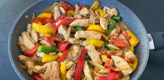 Tavuk Fajita: Meksika Mutfağının Renkli Lezzeti Meksika mutfağının en çok bilinen yemeklerinden biri olan tavuk fajita, hem lezzeti hem de renkli sunumuyla dünya mutfaklarında kendine önemli bir yer edinmiştir. İlk kez 20. yüzyılda ortaya çıkan fajita, başlangıçta dana etiyle yapılırken zamanla farklı et çeşitleriyle de uyarlanmıştır. Tavuk etiyle yapılan versiyonu ise daha hafif, pratik ve ekonomik oluşuyla kısa sürede büyük bir popülerlik kazanmıştır. Konulu bir haber görseli.
