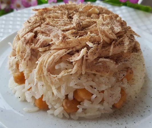 Tavuklu pilav, Türk mutfağında hem lezzeti hem de besleyici özellikleriyle öne çıkan klasik yemeklerden biridir. Yıllardır sofralarda yer alan bu yemek, özellikle protein ve karbonhidrat dengesini sağladığı için aile yemeklerinin vazgeçilmezidir. Konulu bir haber görseli.