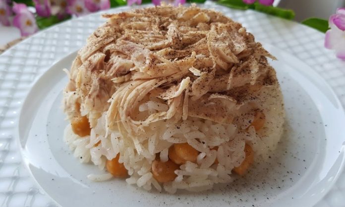 Tavuklu pilav, Türk mutfağında hem lezzeti hem de besleyici özellikleriyle öne çıkan klasik yemeklerden biridir. Yıllardır sofralarda yer alan bu yemek, özellikle protein ve karbonhidrat dengesini sağladığı için aile yemeklerinin vazgeçilmezidir. Konulu bir haber görseli.