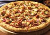 Tavuklu Pizza: Lezzetli ve Pratik Bir Seçenek Tavuklu Pizza Tarihi Ve Kökeni Tavuklu pizza, klasik İtalyan pizzalarından türeyen modern ve lezzetli bir alternatiftir. Tavuk etinin pizzaya eklenmesi, hem protein açısından zengin bir öğün sunar hem de farklı tat kombinasyonları yaratır. İlk olarak Amerika’da popüler hale gelen tavuklu pizza, günümüzde dünya genelinde restoran menülerinde sıkça yer alıyor. Tavuklu pizzanın popülerliği, özellikle hızlı ve dengeli bir öğün arayanlar için idealdir. Restoranlar ve ev mutfaklarında hazırlanan bu pizza, taze malzemelerle birleştiğinde hem göze hem damağa hitap eder. Tavuk, pizza kültürüne yenilik katan bir unsur olarak öne çıkar. Tavuklu Pizza Malzemeleri Ve Hazırlık Süreci Evde veya restoranlarda yapılan tavuklu pizza, hamur, domates sosu, peynir ve tavuk eti ile hazırlanır. Tavuk parçaları, önceden marine edilip sotelenerek pizzaya eklenebilir. Bu işlem, tavuğun hem lezzetini artırır hem de yumuşak bir doku sağlar. Pizzada kullanılan sebzeler de lezzeti tamamlar. Biber, mantar, soğan veya mısır gibi malzemeler tavukla uyum sağlar. Mozzarella veya cheddar peyniri, tavuk ve sebzelerle birleşerek zengin bir tat deneyimi sunar. Hamurun kabarması ve fırın sıcaklığı, pizzanın çıtır ve lezzetli olmasında kritik rol oynar. Restoranlarda Tavuklu Pizza Deneyimi Profesyonel mutfaklarda tavuklu pizza, hem görsellik hem de lezzet açısından özenle hazırlanır. Tavuk parçaları eşit dağıtılarak pizzaya eklenir ve fırınlanır. Fırın sıcaklığı, tavuk etinin kurumasını engeller ve pizza hamurunun ideal dokuda olmasını sağlar. Bazı restoranlar tavuklu pizzayı baharatlı soslarla veya farklı peynir çeşitleriyle sunarak özgün tatlar yaratır. Bu sayede pizza, klasik lezzetinden ayrılarak daha sofistike bir hale gelir. Tavuklu pizza, hem hızlı hem de doyurucu bir öğün alternatifi olarak öne çıkar. Evde Tavuklu Pizza Yapmanın Püf Noktaları Evde yapılan tavuklu pizza, malzeme seçimi ve hazırlık süreci ile fark yaratır. Hamur ne çok ince ne de çok kalın olmalıdır; bu denge pizzanın dokusunu belirler. Tavuk etinin önceden marine edilmesi ve uygun şekilde pişirilmesi, pizzanın lezzetini artırır. Sebzeler ve peynir, tavukla uyumlu şekilde eklenmelidir. Mozzarella peyniri, tavuk parçalarının üzerinde eriyerek hem lezzet hem de görsellik sağlar. Fırın sıcaklığı genellikle 220-250 derece arasında olmalı ve pişirme süresi hamurun kalınlığına göre ayarlanmalıdır. Tavuklu Pizza Çeşitleri Tavuklu pizza, malzeme kombinasyonuna göre farklılık gösterir. Barbekü soslu, acılı tavuklu, mantarlı ve sebzeli seçenekleri bulunur. Bu çeşitler pizzayı hem lezzet hem de besin değeri açısından zenginleştirir. Diyet tercihlerine göre glutensiz hamur veya az yağlı peynir kullanarak evde tavuklu pizza hazırlamak mümkündür. Bu alternatifler, sağlıklı beslenme alışkanlığına önem verenler için idealdir. Tavuklu pizza, hem klasik hem de modern damak zevklerine hitap eder. Tavuklu Pizza Sağlık Açısından Temel malzemeleri tavuk ve sebzeler olan tavuklu pizza, dengeli bir öğün alternatifi oluşturur. Tavuk eti protein açısından zengindir ve kas gelişimini destekler. Sebzeler ise vitamin, mineral ve lif sağlar. Peynirler de kalsiyum ve protein içererek öğünü tamamlar. Evde yapılan tavuklu pizzada yağ ve tuz miktarının kontrol edilmesi, daha sağlıklı bir seçenek sunar. Taze sebzeler ve kaliteli tavuk kullanımı, pizzayı hem lezzetli hem de besleyici bir öğün haline getirir. Tavuklu Pizza Kültürü ve Popülerliği Tavuklu pizza, dünya genelinde pizza kültürünün modern ve sağlıklı alternatiflerinden biri olarak öne çıkıyor. Restoranlardan ev mutfaklarına kadar her yerde bulunabilir. Tavuklu pizzanın popülerliği, hem hızlı hem de doyurucu bir öğün arayanlar için vazgeçilmez bir seçenek olmasını sağlıyor. Restoran zincirlerinden butik pizzacılara kadar pek çok yerde sunulan tavuklu pizza, klasik pizza türleri arasında kendine özel bir yer edinmiştir. Tavuk etinin ve malzemelerin tazeliği, pizzayı her yaştan tüketici için cazip kılar ve pizza kültürünü daha zengin bir hale getirir. Konulu bir haber görseli.