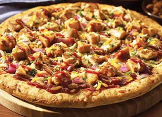 Tavuklu Pizza: Lezzetli ve Pratik Bir Seçenek Tavuklu Pizza Tarihi Ve Kökeni Tavuklu pizza, klasik İtalyan pizzalarından türeyen modern ve lezzetli bir alternatiftir. Tavuk etinin pizzaya eklenmesi, hem protein açısından zengin bir öğün sunar hem de farklı tat kombinasyonları yaratır. İlk olarak Amerika’da popüler hale gelen tavuklu pizza, günümüzde dünya genelinde restoran menülerinde sıkça yer alıyor. Tavuklu pizzanın popülerliği, özellikle hızlı ve dengeli bir öğün arayanlar için idealdir. Restoranlar ve ev mutfaklarında hazırlanan bu pizza, taze malzemelerle birleştiğinde hem göze hem damağa hitap eder. Tavuk, pizza kültürüne yenilik katan bir unsur olarak öne çıkar. Tavuklu Pizza Malzemeleri Ve Hazırlık Süreci Evde veya restoranlarda yapılan tavuklu pizza, hamur, domates sosu, peynir ve tavuk eti ile hazırlanır. Tavuk parçaları, önceden marine edilip sotelenerek pizzaya eklenebilir. Bu işlem, tavuğun hem lezzetini artırır hem de yumuşak bir doku sağlar. Pizzada kullanılan sebzeler de lezzeti tamamlar. Biber, mantar, soğan veya mısır gibi malzemeler tavukla uyum sağlar. Mozzarella veya cheddar peyniri, tavuk ve sebzelerle birleşerek zengin bir tat deneyimi sunar. Hamurun kabarması ve fırın sıcaklığı, pizzanın çıtır ve lezzetli olmasında kritik rol oynar. Restoranlarda Tavuklu Pizza Deneyimi Profesyonel mutfaklarda tavuklu pizza, hem görsellik hem de lezzet açısından özenle hazırlanır. Tavuk parçaları eşit dağıtılarak pizzaya eklenir ve fırınlanır. Fırın sıcaklığı, tavuk etinin kurumasını engeller ve pizza hamurunun ideal dokuda olmasını sağlar. Bazı restoranlar tavuklu pizzayı baharatlı soslarla veya farklı peynir çeşitleriyle sunarak özgün tatlar yaratır. Bu sayede pizza, klasik lezzetinden ayrılarak daha sofistike bir hale gelir. Tavuklu pizza, hem hızlı hem de doyurucu bir öğün alternatifi olarak öne çıkar. Evde Tavuklu Pizza Yapmanın Püf Noktaları Evde yapılan tavuklu pizza, malzeme seçimi ve hazırlık süreci ile fark yaratır. Hamur ne çok ince ne de çok kalın olmalıdır; bu denge pizzanın dokusunu belirler. Tavuk etinin önceden marine edilmesi ve uygun şekilde pişirilmesi, pizzanın lezzetini artırır. Sebzeler ve peynir, tavukla uyumlu şekilde eklenmelidir. Mozzarella peyniri, tavuk parçalarının üzerinde eriyerek hem lezzet hem de görsellik sağlar. Fırın sıcaklığı genellikle 220-250 derece arasında olmalı ve pişirme süresi hamurun kalınlığına göre ayarlanmalıdır. Tavuklu Pizza Çeşitleri Tavuklu pizza, malzeme kombinasyonuna göre farklılık gösterir. Barbekü soslu, acılı tavuklu, mantarlı ve sebzeli seçenekleri bulunur. Bu çeşitler pizzayı hem lezzet hem de besin değeri açısından zenginleştirir. Diyet tercihlerine göre glutensiz hamur veya az yağlı peynir kullanarak evde tavuklu pizza hazırlamak mümkündür. Bu alternatifler, sağlıklı beslenme alışkanlığına önem verenler için idealdir. Tavuklu pizza, hem klasik hem de modern damak zevklerine hitap eder. Tavuklu Pizza Sağlık Açısından Temel malzemeleri tavuk ve sebzeler olan tavuklu pizza, dengeli bir öğün alternatifi oluşturur. Tavuk eti protein açısından zengindir ve kas gelişimini destekler. Sebzeler ise vitamin, mineral ve lif sağlar. Peynirler de kalsiyum ve protein içererek öğünü tamamlar. Evde yapılan tavuklu pizzada yağ ve tuz miktarının kontrol edilmesi, daha sağlıklı bir seçenek sunar. Taze sebzeler ve kaliteli tavuk kullanımı, pizzayı hem lezzetli hem de besleyici bir öğün haline getirir. Tavuklu Pizza Kültürü ve Popülerliği Tavuklu pizza, dünya genelinde pizza kültürünün modern ve sağlıklı alternatiflerinden biri olarak öne çıkıyor. Restoranlardan ev mutfaklarına kadar her yerde bulunabilir. Tavuklu pizzanın popülerliği, hem hızlı hem de doyurucu bir öğün arayanlar için vazgeçilmez bir seçenek olmasını sağlıyor. Restoran zincirlerinden butik pizzacılara kadar pek çok yerde sunulan tavuklu pizza, klasik pizza türleri arasında kendine özel bir yer edinmiştir. Tavuk etinin ve malzemelerin tazeliği, pizzayı her yaştan tüketici için cazip kılar ve pizza kültürünü daha zengin bir hale getirir. Konulu bir haber görseli.