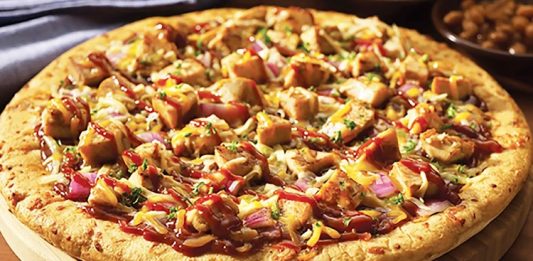Tavuklu Pizza: Lezzetli ve Pratik Bir Seçenek Tavuklu Pizza: Lezzetli ve Pratik Bir Seçenek Tavuklu Pizza Tarihi Ve Kökeni Tavuklu pizza, klasik İtalyan pizzalarından türeyen modern ve lezzetli bir alternatiftir. Tavuk etinin pizzaya eklenmesi, hem protein açısından zengin bir öğün sunar hem de farklı tat kombinasyonları yaratır. İlk olarak Amerika’da popüler hale gelen tavuklu pizza, günümüzde dünya genelinde restoran menülerinde sıkça yer alıyor. Tavuklu pizzanın popülerliği, özellikle hızlı ve dengeli bir öğün arayanlar için idealdir. Restoranlar ve ev mutfaklarında hazırlanan bu pizza, taze malzemelerle birleştiğinde hem göze hem damağa hitap eder. Tavuk, pizza kültürüne yenilik katan bir unsur olarak öne çıkar. Tavuklu Pizza Malzemeleri Ve Hazırlık Süreci Evde veya restoranlarda yapılan tavuklu pizza, hamur, domates sosu, peynir ve tavuk eti ile hazırlanır. Tavuk parçaları, önceden marine edilip sotelenerek pizzaya eklenebilir. Bu işlem, tavuğun hem lezzetini artırır hem de yumuşak bir doku sağlar. Pizzada kullanılan sebzeler de lezzeti tamamlar. Biber, mantar, soğan veya mısır gibi malzemeler tavukla uyum sağlar. Mozzarella veya cheddar peyniri, tavuk ve sebzelerle birleşerek zengin bir tat deneyimi sunar. Hamurun kabarması ve fırın sıcaklığı, pizzanın çıtır ve lezzetli olmasında kritik rol oynar. Restoranlarda Tavuklu Pizza Deneyimi Profesyonel mutfaklarda tavuklu pizza, hem görsellik hem de lezzet açısından özenle hazırlanır. Tavuk parçaları eşit dağıtılarak pizzaya eklenir ve fırınlanır. Fırın sıcaklığı, tavuk etinin kurumasını engeller ve pizza hamurunun ideal dokuda olmasını sağlar. Bazı restoranlar tavuklu pizzayı baharatlı soslarla veya farklı peynir çeşitleriyle sunarak özgün tatlar yaratır. Bu sayede pizza, klasik lezzetinden ayrılarak daha sofistike bir hale gelir. Tavuklu pizza, hem hızlı hem de doyurucu bir öğün alternatifi olarak öne çıkar. Evde Tavuklu Pizza Yapmanın Püf Noktaları Evde yapılan tavuklu pizza, malzeme seçimi ve hazırlık süreci ile fark yaratır. Hamur ne çok ince ne de çok kalın olmalıdır; bu denge pizzanın dokusunu belirler. Tavuk etinin önceden marine edilmesi ve uygun şekilde pişirilmesi, pizzanın lezzetini artırır. Sebzeler ve peynir, tavukla uyumlu şekilde eklenmelidir. Mozzarella peyniri, tavuk parçalarının üzerinde eriyerek hem lezzet hem de görsellik sağlar. Fırın sıcaklığı genellikle 220-250 derece arasında olmalı ve pişirme süresi hamurun kalınlığına göre ayarlanmalıdır. Tavuklu Pizza Çeşitleri Tavuklu pizza, malzeme kombinasyonuna göre farklılık gösterir. Barbekü soslu, acılı tavuklu, mantarlı ve sebzeli seçenekleri bulunur. Bu çeşitler pizzayı hem lezzet hem de besin değeri açısından zenginleştirir. Diyet tercihlerine göre glutensiz hamur veya az yağlı peynir kullanarak evde tavuklu pizza hazırlamak mümkündür. Bu alternatifler, sağlıklı beslenme alışkanlığına önem verenler için idealdir. Tavuklu pizza, hem klasik hem de modern damak zevklerine hitap eder. Tavuklu Pizza Sağlık Açısından Temel malzemeleri tavuk ve sebzeler olan tavuklu pizza, dengeli bir öğün alternatifi oluşturur. Tavuk eti protein açısından zengindir ve kas gelişimini destekler. Sebzeler ise vitamin, mineral ve lif sağlar. Peynirler de kalsiyum ve protein içererek öğünü tamamlar. Evde yapılan tavuklu pizzada yağ ve tuz miktarının kontrol edilmesi, daha sağlıklı bir seçenek sunar. Taze sebzeler ve kaliteli tavuk kullanımı, pizzayı hem lezzetli hem de besleyici bir öğün haline getirir. Tavuklu Pizza Kültürü ve Popülerliği Tavuklu pizza, dünya genelinde pizza kültürünün modern ve sağlıklı alternatiflerinden biri olarak öne çıkıyor. Restoranlardan ev mutfaklarına kadar her yerde bulunabilir. Tavuklu pizzanın popülerliği, hem hızlı hem de doyurucu bir öğün arayanlar için vazgeçilmez bir seçenek olmasını sağlıyor. Restoran zincirlerinden butik pizzacılara kadar pek çok yerde sunulan tavuklu pizza, klasik pizza türleri arasında kendine özel bir yer edinmiştir. Tavuk etinin ve malzemelerin tazeliği, pizzayı her yaştan tüketici için cazip kılar ve pizza kültürünü daha zengin bir hale getirir. Konulu bir haber görseli.
