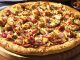 Tavuklu Pizza: Lezzetli ve Pratik Bir Seçenek Tavuklu Pizza: Lezzetli ve Pratik Bir Seçenek Tavuklu Pizza Tarihi Ve Kökeni Tavuklu pizza, klasik İtalyan pizzalarından türeyen modern ve lezzetli bir alternatiftir. Tavuk etinin pizzaya eklenmesi, hem protein açısından zengin bir öğün sunar hem de farklı tat kombinasyonları yaratır. İlk olarak Amerika’da popüler hale gelen tavuklu pizza, günümüzde dünya genelinde restoran menülerinde sıkça yer alıyor. Tavuklu pizzanın popülerliği, özellikle hızlı ve dengeli bir öğün arayanlar için idealdir. Restoranlar ve ev mutfaklarında hazırlanan bu pizza, taze malzemelerle birleştiğinde hem göze hem damağa hitap eder. Tavuk, pizza kültürüne yenilik katan bir unsur olarak öne çıkar. Tavuklu Pizza Malzemeleri Ve Hazırlık Süreci Evde veya restoranlarda yapılan tavuklu pizza, hamur, domates sosu, peynir ve tavuk eti ile hazırlanır. Tavuk parçaları, önceden marine edilip sotelenerek pizzaya eklenebilir. Bu işlem, tavuğun hem lezzetini artırır hem de yumuşak bir doku sağlar. Pizzada kullanılan sebzeler de lezzeti tamamlar. Biber, mantar, soğan veya mısır gibi malzemeler tavukla uyum sağlar. Mozzarella veya cheddar peyniri, tavuk ve sebzelerle birleşerek zengin bir tat deneyimi sunar. Hamurun kabarması ve fırın sıcaklığı, pizzanın çıtır ve lezzetli olmasında kritik rol oynar. Restoranlarda Tavuklu Pizza Deneyimi Profesyonel mutfaklarda tavuklu pizza, hem görsellik hem de lezzet açısından özenle hazırlanır. Tavuk parçaları eşit dağıtılarak pizzaya eklenir ve fırınlanır. Fırın sıcaklığı, tavuk etinin kurumasını engeller ve pizza hamurunun ideal dokuda olmasını sağlar. Bazı restoranlar tavuklu pizzayı baharatlı soslarla veya farklı peynir çeşitleriyle sunarak özgün tatlar yaratır. Bu sayede pizza, klasik lezzetinden ayrılarak daha sofistike bir hale gelir. Tavuklu pizza, hem hızlı hem de doyurucu bir öğün alternatifi olarak öne çıkar. Evde Tavuklu Pizza Yapmanın Püf Noktaları Evde yapılan tavuklu pizza, malzeme seçimi ve hazırlık süreci ile fark yaratır. Hamur ne çok ince ne de çok kalın olmalıdır; bu denge pizzanın dokusunu belirler. Tavuk etinin önceden marine edilmesi ve uygun şekilde pişirilmesi, pizzanın lezzetini artırır. Sebzeler ve peynir, tavukla uyumlu şekilde eklenmelidir. Mozzarella peyniri, tavuk parçalarının üzerinde eriyerek hem lezzet hem de görsellik sağlar. Fırın sıcaklığı genellikle 220-250 derece arasında olmalı ve pişirme süresi hamurun kalınlığına göre ayarlanmalıdır. Tavuklu Pizza Çeşitleri Tavuklu pizza, malzeme kombinasyonuna göre farklılık gösterir. Barbekü soslu, acılı tavuklu, mantarlı ve sebzeli seçenekleri bulunur. Bu çeşitler pizzayı hem lezzet hem de besin değeri açısından zenginleştirir. Diyet tercihlerine göre glutensiz hamur veya az yağlı peynir kullanarak evde tavuklu pizza hazırlamak mümkündür. Bu alternatifler, sağlıklı beslenme alışkanlığına önem verenler için idealdir. Tavuklu pizza, hem klasik hem de modern damak zevklerine hitap eder. Tavuklu Pizza Sağlık Açısından Temel malzemeleri tavuk ve sebzeler olan tavuklu pizza, dengeli bir öğün alternatifi oluşturur. Tavuk eti protein açısından zengindir ve kas gelişimini destekler. Sebzeler ise vitamin, mineral ve lif sağlar. Peynirler de kalsiyum ve protein içererek öğünü tamamlar. Evde yapılan tavuklu pizzada yağ ve tuz miktarının kontrol edilmesi, daha sağlıklı bir seçenek sunar. Taze sebzeler ve kaliteli tavuk kullanımı, pizzayı hem lezzetli hem de besleyici bir öğün haline getirir. Tavuklu Pizza Kültürü ve Popülerliği Tavuklu pizza, dünya genelinde pizza kültürünün modern ve sağlıklı alternatiflerinden biri olarak öne çıkıyor. Restoranlardan ev mutfaklarına kadar her yerde bulunabilir. Tavuklu pizzanın popülerliği, hem hızlı hem de doyurucu bir öğün arayanlar için vazgeçilmez bir seçenek olmasını sağlıyor. Restoran zincirlerinden butik pizzacılara kadar pek çok yerde sunulan tavuklu pizza, klasik pizza türleri arasında kendine özel bir yer edinmiştir. Tavuk etinin ve malzemelerin tazeliği, pizzayı her yaştan tüketici için cazip kılar ve pizza kültürünü daha zengin bir hale getirir. Konulu bir haber görseli.