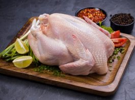 Teflon tavuk, hem pratik hem de lezzetli bir yemek seçeneği olarak öne çıkar. Tavuk eti, doğru şekilde marine edilip teflon tavada pişirildiğinde, dışı çıtır çıtır, içi ise sulu ve yumuşak kalır. Bu yöntem, özellikle yoğun tempolu günlerde hızlı ve sağlıklı bir öğün hazırlamak isteyenler için idealdir. Konulu bir haber görseli.