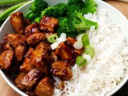 Teriyaki Bowl Sağlıklı Lezzetin Uzak Doğu Yorumu Son yıllarda sağlıklı beslenme alışkanlıklarının artmasıyla birlikte Asya mutfağından esinlenen yemekler dünya genelinde büyük ilgi görüyor. Bu yemekler arasında öne çıkanlardan biri de Teriyaki Bowl oluyor. Hem besleyici hem de görsel açıdan zengin sunumuyla dikkat çeken bu tabak, Japon mutfağının vazgeçilmezlerinden biri olan teriyaki sosuyla hazırlanıyor. Konulu bir haber görseli.