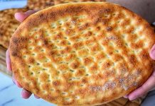 Türk mutfağının en sevilen ekmek çeşitlerinden biri olan tırnak pide, özellikle Ramazan sofralarının ve kebapçıların vazgeçilmez lezzetleri arasında yer alır. Yumuşak içi ve hafif çıtır kabuğu ile öne çıkan bu pide, hem sade olarak hem de farklı yemeklerin eşlikçisi şeklinde tüketilir. Tırnak pide, adını hamura parmak uçlarıyla yapılan tırnak izlerinden alır ve bu izler pişirme sırasında pideye özgün bir görünüm kazandırır. Hem görselliği hem de tadıyla sofraları süsleyen bu geleneksel lezzet, Anadolu’nun mutfak kültüründe önemli bir yere sahiptir. Konulu bir haber görseli.