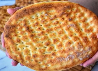 Tırnak Pide: Gelenekten Günümüze Uzanan Lezzet Türk mutfağının en sevilen ekmek çeşitlerinden biri olan tırnak pide, özellikle Ramazan sofralarının ve kebapçıların vazgeçilmez lezzetleri arasında yer alır. Yumuşak içi ve hafif çıtır kabuğu ile öne çıkan bu pide, hem sade olarak hem de farklı yemeklerin eşlikçisi şeklinde tüketilir. Tırnak pide, adını hamura parmak uçlarıyla yapılan tırnak izlerinden alır ve bu izler pişirme sırasında pideye özgün bir görünüm kazandırır. Hem görselliği hem de tadıyla sofraları süsleyen bu geleneksel lezzet, Anadolu’nun mutfak kültüründe önemli bir yere sahiptir. Konulu bir haber görseli.