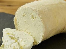 Tulum peynir, Türk mutfağının en eski ve en özel peynir çeşitlerinden biridir. Kendine özgü aroması ve yoğun tuzlu tadı ile sofralarda ayrı bir yere sahiptir. Kahvaltılarda, aperatiflerde ve yemeklerde sıklıkla tercih edilen bu peynir, hem lezzeti hem de besleyici değeri ile öne çıkar. Geleneksel üretim teknikleri ve doğal malzemelerle yapılan tulum peynir, peynir severler için vazgeçilmez bir seçenek haline gelmiştir. Konulu bir haber görseli.