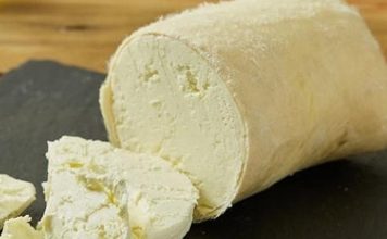 Tulum Peynir: Sofraların Geleneksel Lezzeti ve Mutfağın Vazgeçilmezi Tulum peynir, Türk mutfağının en eski ve en özel peynir çeşitlerinden biridir. Kendine özgü aroması ve yoğun tuzlu tadı ile sofralarda ayrı bir yere sahiptir. Kahvaltılarda, aperatiflerde ve yemeklerde sıklıkla tercih edilen bu peynir, hem lezzeti hem de besleyici değeri ile öne çıkar. Geleneksel üretim teknikleri ve doğal malzemelerle yapılan tulum peynir, peynir severler için vazgeçilmez bir seçenek haline gelmiştir. Konulu bir haber görseli.