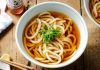 Japon mutfağının en köklü lezzetlerinden biri olan Udon, kalın yapısıyla diğer eriştelerden kolayca ayrılır. Bu yemek, buğday unundan elde edilen uzun ve yumuşak eriştelerle hazırlanır. Sıcak ya da soğuk servis edilebilen Udon, farklı malzemelerle birleştiğinde hem doyurucu hem de sağlıklı bir seçenek haline gelir. Konulu bir haber görseli.