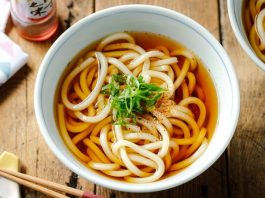 Udon: Japon Mutfağının Geleneksel ve Modern Yüzü Japon mutfağının en köklü lezzetlerinden biri olan Udon, kalın yapısıyla diğer eriştelerden kolayca ayrılır. Bu yemek, buğday unundan elde edilen uzun ve yumuşak eriştelerle hazırlanır. Sıcak ya da soğuk servis edilebilen Udon, farklı malzemelerle birleştiğinde hem doyurucu hem de sağlıklı bir seçenek haline gelir. Konulu bir haber görseli.