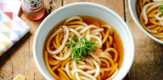Japon mutfağının en köklü lezzetlerinden biri olan Udon, kalın yapısıyla diğer eriştelerden kolayca ayrılır. Bu yemek, buğday unundan elde edilen uzun ve yumuşak eriştelerle hazırlanır. Sıcak ya da soğuk servis edilebilen Udon, farklı malzemelerle birleştiğinde hem doyurucu hem de sağlıklı bir seçenek haline gelir. Konulu bir haber görseli.