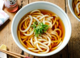 Udon: Japon Mutfağının Geleneksel ve Modern Yüzü Japon mutfağının en köklü lezzetlerinden biri olan Udon, kalın yapısıyla diğer eriştelerden kolayca ayrılır. Bu yemek, buğday unundan elde edilen uzun ve yumuşak eriştelerle hazırlanır. Sıcak ya da soğuk servis edilebilen Udon, farklı malzemelerle birleştiğinde hem doyurucu hem de sağlıklı bir seçenek haline gelir. Konulu bir haber görseli.