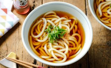 Udon: Japon Mutfağının Geleneksel ve Modern Yüzü Japon mutfağının en köklü lezzetlerinden biri olan Udon, kalın yapısıyla diğer eriştelerden kolayca ayrılır. Bu yemek, buğday unundan elde edilen uzun ve yumuşak eriştelerle hazırlanır. Sıcak ya da soğuk servis edilebilen Udon, farklı malzemelerle birleştiğinde hem doyurucu hem de sağlıklı bir seçenek haline gelir. Konulu bir haber görseli.