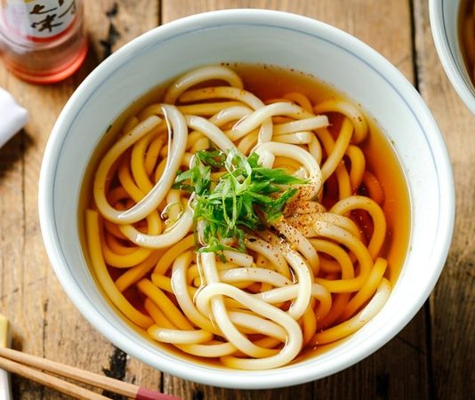 Japon mutfağının en köklü lezzetlerinden biri olan Udon, kalın yapısıyla diğer eriştelerden kolayca ayrılır. Bu yemek, buğday unundan elde edilen uzun ve yumuşak eriştelerle hazırlanır. Sıcak ya da soğuk servis edilebilen Udon, farklı malzemelerle birleştiğinde hem doyurucu hem de sağlıklı bir seçenek haline gelir. Konulu bir haber görseli.