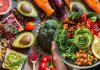 Günümüzde sağlıklı yaşam ve çevre bilincinin artmasıyla birlikte vegan yemekler daha fazla ilgi görüyor. Vegan beslenme, hayvansal ürünlerin tümünden kaçınmayı temel alır ve yalnızca bitkisel kaynaklı besinlerle beslenmeyi öngörür. Bu yaklaşım, hem sağlığın korunmasına hem de etik açıdan hayvan haklarının gözetilmesine yardımcı olur. Konulu bir haber görseli.