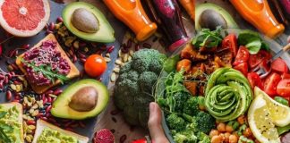 Günümüzde sağlıklı yaşam ve çevre bilincinin artmasıyla birlikte vegan yemekler daha fazla ilgi görüyor. Vegan beslenme, hayvansal ürünlerin tümünden kaçınmayı temel alır ve yalnızca bitkisel kaynaklı besinlerle beslenmeyi öngörür. Bu yaklaşım, hem sağlığın korunmasına hem de etik açıdan hayvan haklarının gözetilmesine yardımcı olur. Konulu bir haber görseli.