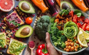 Vegan Yemeklerle Sağlıklı ve Etik Beslenme Günümüzde sağlıklı yaşam ve çevre bilincinin artmasıyla birlikte vegan yemekler daha fazla ilgi görüyor. Vegan beslenme, hayvansal ürünlerin tümünden kaçınmayı temel alır ve yalnızca bitkisel kaynaklı besinlerle beslenmeyi öngörür. Bu yaklaşım, hem sağlığın korunmasına hem de etik açıdan hayvan haklarının gözetilmesine yardımcı olur. Konulu bir haber görseli.