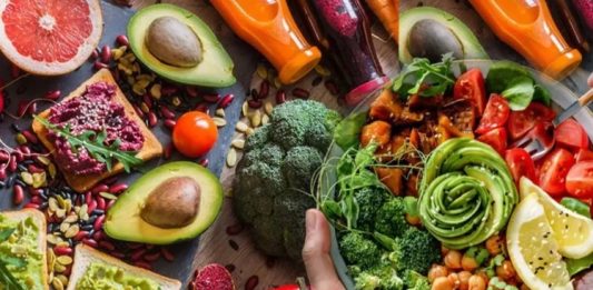 Vegan Yemeklerle Sağlıklı ve Etik Beslenme Günümüzde sağlıklı yaşam ve çevre bilincinin artmasıyla birlikte vegan yemekler daha fazla ilgi görüyor. Vegan beslenme, hayvansal ürünlerin tümünden kaçınmayı temel alır ve yalnızca bitkisel kaynaklı besinlerle beslenmeyi öngörür. Bu yaklaşım, hem sağlığın korunmasına hem de etik açıdan hayvan haklarının gözetilmesine yardımcı olur. Konulu bir haber görseli.