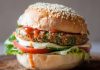 Son yıllarda sağlıklı beslenme ve bitkisel bazlı ürünlere olan ilgi büyük bir hızla artıyor. Bu ilgi, fast food sektöründe de kendini gösteriyor. Özellikle veggie burger seçenekleri, et tüketimini azaltmak isteyen veya tamamen bitkisel beslenen kişiler için cazip bir alternatif haline gelmiş durumda. Hem fast food zincirlerinde hem de gurme restoranlarda menülere giren bu burgerler, etin yerini alan zengin bitkisel malzemeleriyle dikkat çekiyor. Konulu bir haber görseli.