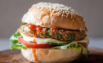 Veggie Burger, Sağlıklı Lezzetlerin Yeni Yıldızı Son yıllarda sağlıklı beslenme ve bitkisel bazlı ürünlere olan ilgi büyük bir hızla artıyor. Bu ilgi, fast food sektöründe de kendini gösteriyor. Özellikle veggie burger seçenekleri, et tüketimini azaltmak isteyen veya tamamen bitkisel beslenen kişiler için cazip bir alternatif haline gelmiş durumda. Hem fast food zincirlerinde hem de gurme restoranlarda menülere giren bu burgerler, etin yerini alan zengin bitkisel malzemeleriyle dikkat çekiyor. Konulu bir haber görseli.