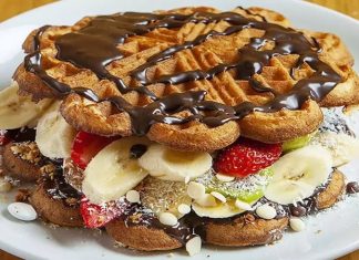 Waffle, Belçika kökenli, çıtır dışı ve yumuşak içi ile bilinen tatlı hamur ürünüdür. Orta Çağ’dan bu yana Avrupa’da tüketilen bu lezzet, zamanla Amerika ve diğer kıtalara yayılmıştır. Geleneksel olarak kahvaltıda veya tatlı saatlerinde tercih edilen waffle, taze meyve, çikolata veya karamel sosla servis edilir. Konulu bir haber görseli.