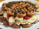 Waffle: Tatlı Severlerin Vazgeçilmez Lezzeti Waffle, Belçika kökenli, çıtır dışı ve yumuşak içi ile bilinen tatlı hamur ürünüdür. Orta Çağ’dan bu yana Avrupa’da tüketilen bu lezzet, zamanla Amerika ve diğer kıtalara yayılmıştır. Geleneksel olarak kahvaltıda veya tatlı saatlerinde tercih edilen waffle, taze meyve, çikolata veya karamel sosla servis edilir. Konulu bir haber görseli.