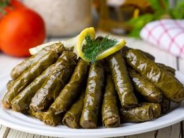 Türk mutfağının en köklü lezzetlerinden biri olan yaprak sarma, tarih boyunca hem sofraları hem de kültürü zenginleştiren bir yemek olarak bilinir. Osmanlı döneminden günümüze uzanan bu gelenek, özellikle özel günlerde ve davet sofralarında kendine yer bulur. Yaprak sarmanın hazırlanışı ve sunumu, mutfak kültürümüzün inceliklerini gösterir ve aile bağlarını güçlendiren bir unsur olarak öne çıkar. Konulu bir haber görseli.