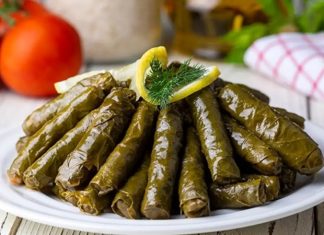Yaprak Sarma: Geleneksel Lezzetin Sofralardaki Vazgeçilmezi Türk mutfağının en köklü lezzetlerinden biri olan yaprak sarma, tarih boyunca hem sofraları hem de kültürü zenginleştiren bir yemek olarak bilinir. Osmanlı döneminden günümüze uzanan bu gelenek, özellikle özel günlerde ve davet sofralarında kendine yer bulur. Yaprak sarmanın hazırlanışı ve sunumu, mutfak kültürümüzün inceliklerini gösterir ve aile bağlarını güçlendiren bir unsur olarak öne çıkar. Konulu bir haber görseli.