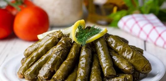 Yaprak Sarma: Geleneksel Lezzetin Sofralardaki Vazgeçilmezi Türk mutfağının en köklü lezzetlerinden biri olan yaprak sarma, tarih boyunca hem sofraları hem de kültürü zenginleştiren bir yemek olarak bilinir. Osmanlı döneminden günümüze uzanan bu gelenek, özellikle özel günlerde ve davet sofralarında kendine yer bulur. Yaprak sarmanın hazırlanışı ve sunumu, mutfak kültürümüzün inceliklerini gösterir ve aile bağlarını güçlendiren bir unsur olarak öne çıkar. Konulu bir haber görseli.