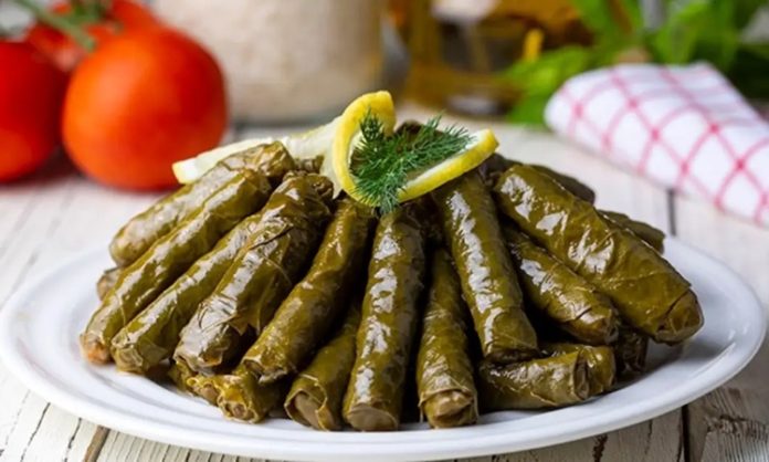 Türk mutfağının en köklü lezzetlerinden biri olan yaprak sarma, tarih boyunca hem sofraları hem de kültürü zenginleştiren bir yemek olarak bilinir. Osmanlı döneminden günümüze uzanan bu gelenek, özellikle özel günlerde ve davet sofralarında kendine yer bulur. Yaprak sarmanın hazırlanışı ve sunumu, mutfak kültürümüzün inceliklerini gösterir ve aile bağlarını güçlendiren bir unsur olarak öne çıkar. Konulu bir haber görseli.