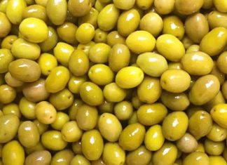 Yeşil Zeytin: Sofraların Doğal Ve Taze Lezzeti Yeşil zeytin, Akdeniz mutfağının en bilinen tatlarından biri olarak sofralarda önemli bir yere sahiptir. Kahvaltıdan salatalara, mezelerden ana yemeklere kadar geniş bir kullanım alanı sunar. Özellikle ferah aroması ve hafif tuzlu yapısı sayesinde her yaştan insanın severek tükettiği bir besindir. Aynı zamanda içerdiği sağlıklı yağlar ve vitaminler sayesinde dengeli bir beslenme için de idealdir. Konulu bir haber görseli.