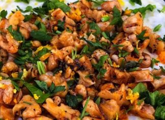 Yoğurtlu kabak salatası, Türk mutfağının hafif ve besleyici mezeleri arasında özel bir yere sahiptir. Kabak ve yoğurdun birleşimi, hem sağlıklı hem de doyurucu bir seçenek sunar. Bu salata, özellikle yaz aylarında sofralara ferahlık katarken kış aylarında da besleyici bir öğün tamamlayıcı olarak tercih edilir. Konulu bir haber görseli.