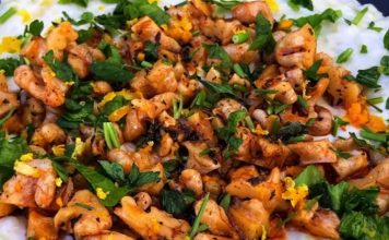 Yoğurtlu Kabak Salatası: Sofraların Hafif Ve Lezzetli Mezesi Yoğurtlu kabak salatası, Türk mutfağının hafif ve besleyici mezeleri arasında özel bir yere sahiptir. Kabak ve yoğurdun birleşimi, hem sağlıklı hem de doyurucu bir seçenek sunar. Bu salata, özellikle yaz aylarında sofralara ferahlık katarken kış aylarında da besleyici bir öğün tamamlayıcı olarak tercih edilir. Konulu bir haber görseli.