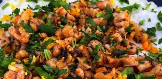 Yoğurtlu kabak salatası, Türk mutfağının hafif ve besleyici mezeleri arasında özel bir yere sahiptir. Kabak ve yoğurdun birleşimi, hem sağlıklı hem de doyurucu bir seçenek sunar. Bu salata, özellikle yaz aylarında sofralara ferahlık katarken kış aylarında da besleyici bir öğün tamamlayıcı olarak tercih edilir. Konulu bir haber görseli.