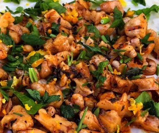 Yoğurtlu kabak salatası, Türk mutfağının hafif ve besleyici mezeleri arasında özel bir yere sahiptir. Kabak ve yoğurdun birleşimi, hem sağlıklı hem de doyurucu bir seçenek sunar. Bu salata, özellikle yaz aylarında sofralara ferahlık katarken kış aylarında da besleyici bir öğün tamamlayıcı olarak tercih edilir. Konulu bir haber görseli.
