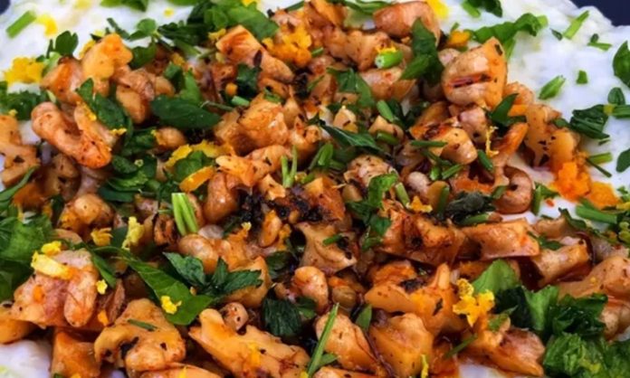 Yoğurtlu kabak salatası, Türk mutfağının hafif ve besleyici mezeleri arasında özel bir yere sahiptir. Kabak ve yoğurdun birleşimi, hem sağlıklı hem de doyurucu bir seçenek sunar. Bu salata, özellikle yaz aylarında sofralara ferahlık katarken kış aylarında da besleyici bir öğün tamamlayıcı olarak tercih edilir. Konulu bir haber görseli.