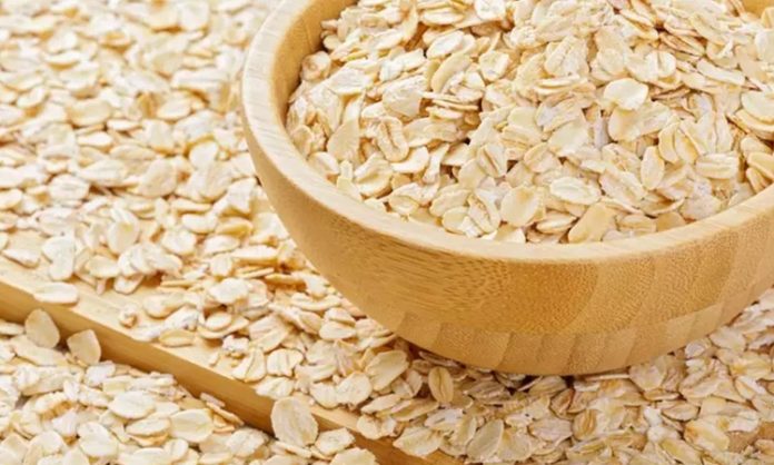 Günümüzde sağlıklı beslenme trendlerinin vazgeçilmezleri arasında yer alan yulaf, hem lif hem de vitamin açısından zengin bir tahıldır. Yulaf, özellikle kahvaltılarda tüketildiğinde uzun süre tokluk hissi sağlar ve sindirim sisteminin düzenlenmesine yardımcı olur. Ayrıca, yulafın içerdiği beta-glukanlar kolesterol seviyesini dengeler ve kalp sağlığını destekler. Konulu bir haber görseli.